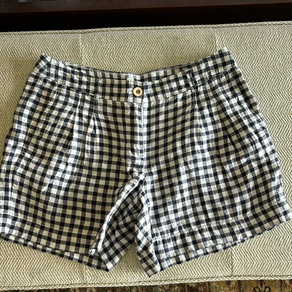 Tommy Bahama Pants - Tommy Bahama 100% linen black-and-white shorts, perfect condition size 6 😍